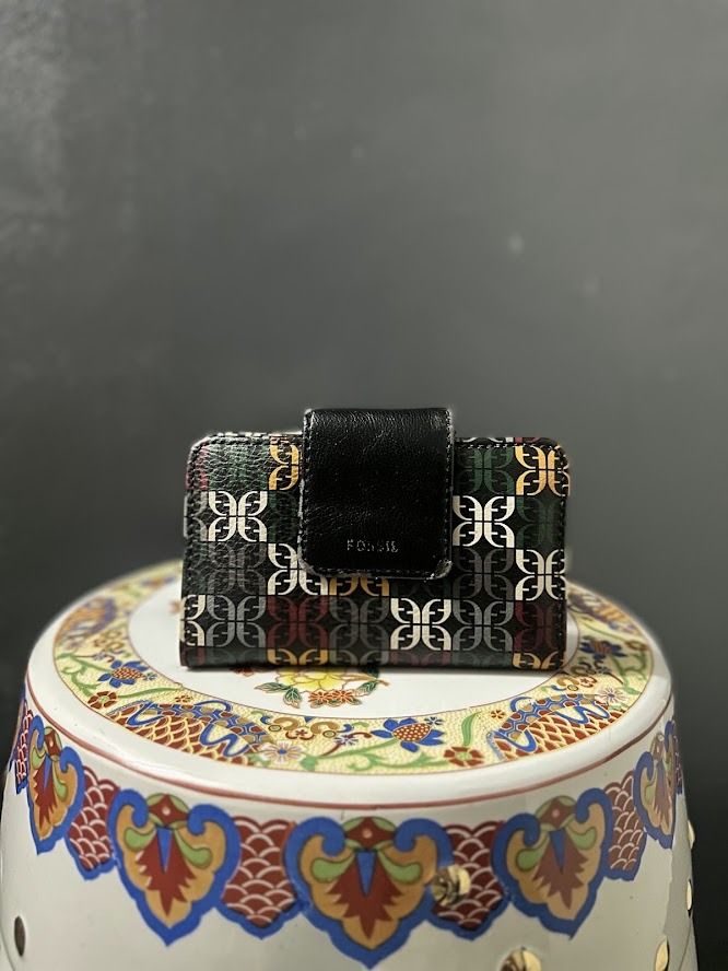 Fossil Monogram Wallet (Category: Wallets & Card holders) located in Caloocan City. Submitted by zealgem_d3432f (Listing ID 1463528695, Image 1). Description: - Cute Fossil wallet with signature monogram print - Black leather accent on flap closure - Compact size, fits easily in a pocket or small bag - Great for organizing cards and cash - Shows some signs of use, still has plenty of life left Please feel free to message me if there are any inqui