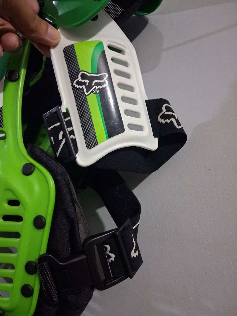Fox Racing Chest Protector Fit to Small-Medium (Category: Helmets and other Riding Gears) located in Mandaluyong City. Submitted by daddyjpanlilio24 (Listing ID 1463380330, Image 3). Description: P 2200+sf Small to medium Issue:cover sa foam nag tuklapan dikit nyo nalang No other issue Mandaluyong Shipping/payment: Gcash/Maya Jnt payment 1st no cod Lalamove payment upon rider pick up.