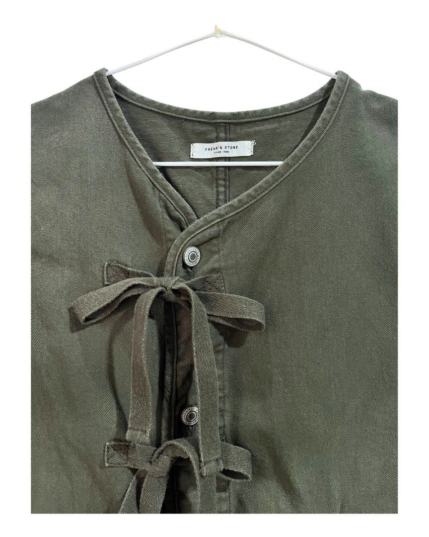 Freak's Store Army Green Vest (Category: Coats, Jackets and Outerwear) located in Baguio. Submitted by lovelemons (Listing ID 1463362507, Image 2). Description: Freak's Store Army Green Vest Jean Material Small Made in Japan No issues Signs of wear Fixed Price.
