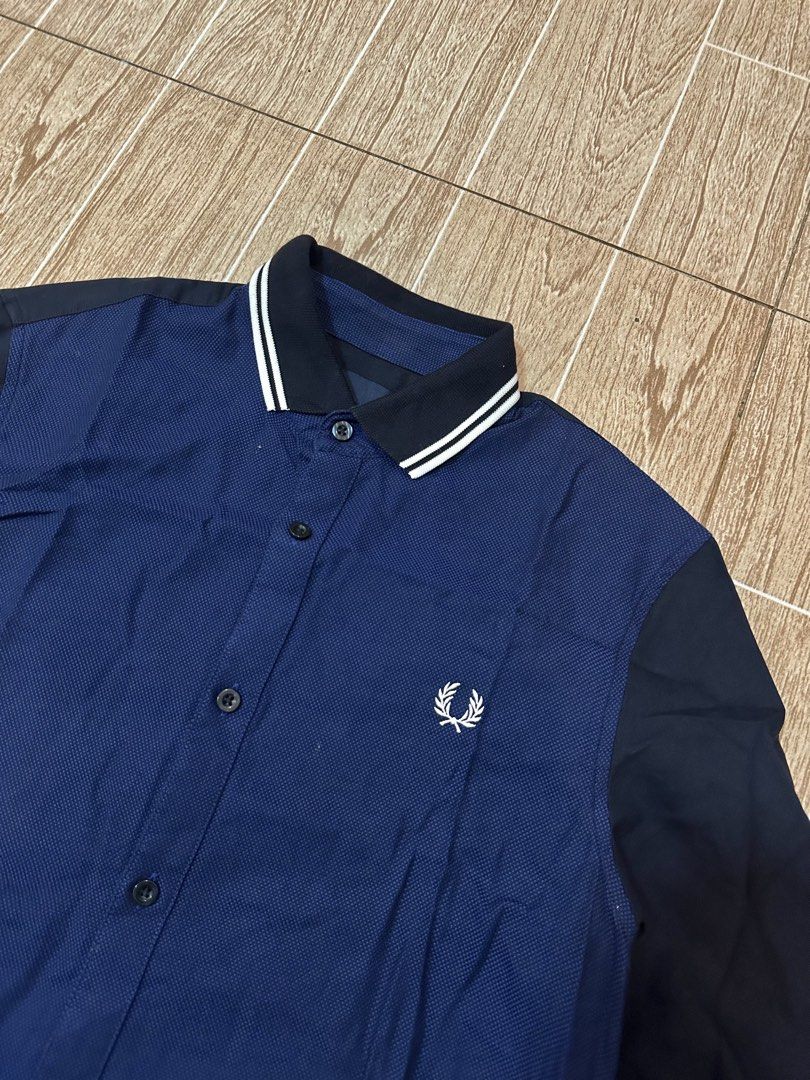 Fred perry longsleeves 2 tone (Category: Formal Shirts) located in Taytay. Submitted by rthriftshoppp (Listing ID 1463476830, Image 2). Description: - Stylish brown tote bag - Durable canvas material - Spacious interior - Classic and versatile design Fred perry longsleeves buttondown 2 tone Size xs on tag fit to semi M 19 W 28 L No issue Complete tags.