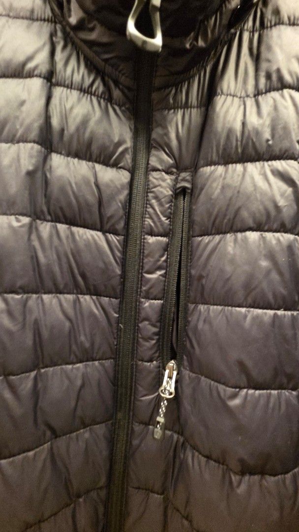 Free Country Black Puffer Jacket Size L (Category: Coats, Jackets and Outerwear) located in Mandaluyong City. Submitted by loijiminigo (Listing ID 1463455636, Image 2). Description: - Brand: Free Country - Type: Puffer Jacket - Color: Black - Size: L - Features: Full zip front, zippered pockets - Benefits: Lightweight, warm, easy to pack - Ideal for: Outdoor activities, everyday wear.