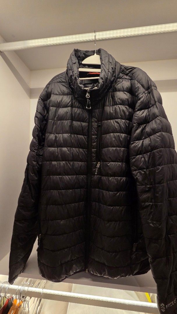 Free Country Black Puffer Jacket Size L (Category: Coats, Jackets and Outerwear) located in Mandaluyong City. Submitted by loijiminigo (Listing ID 1463455636, Image 1). Description: - Brand: Free Country - Type: Puffer Jacket - Color: Black - Size: L - Features: Full zip front, zippered pockets - Benefits: Lightweight, warm, easy to pack - Ideal for: Outdoor activities, everyday wear.