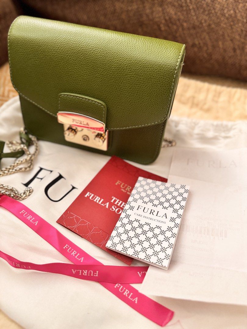 Furla Metropolis Mini Bag - Olive Green (Category: Luxury Bags & Wallets) located in Bacoor. Submitted by marylhouis38757 (Listing ID 1463397863, Image 3). Description: - Authentic Furla Metropolis mini bag - Color: Olive green - Includes original dust bag, ribbon, and care cards - Detachable gold chain strap - Perfect for nights out or adding a pop of color to your outfit - Please check photos for detailed condition Original price :15k bought in