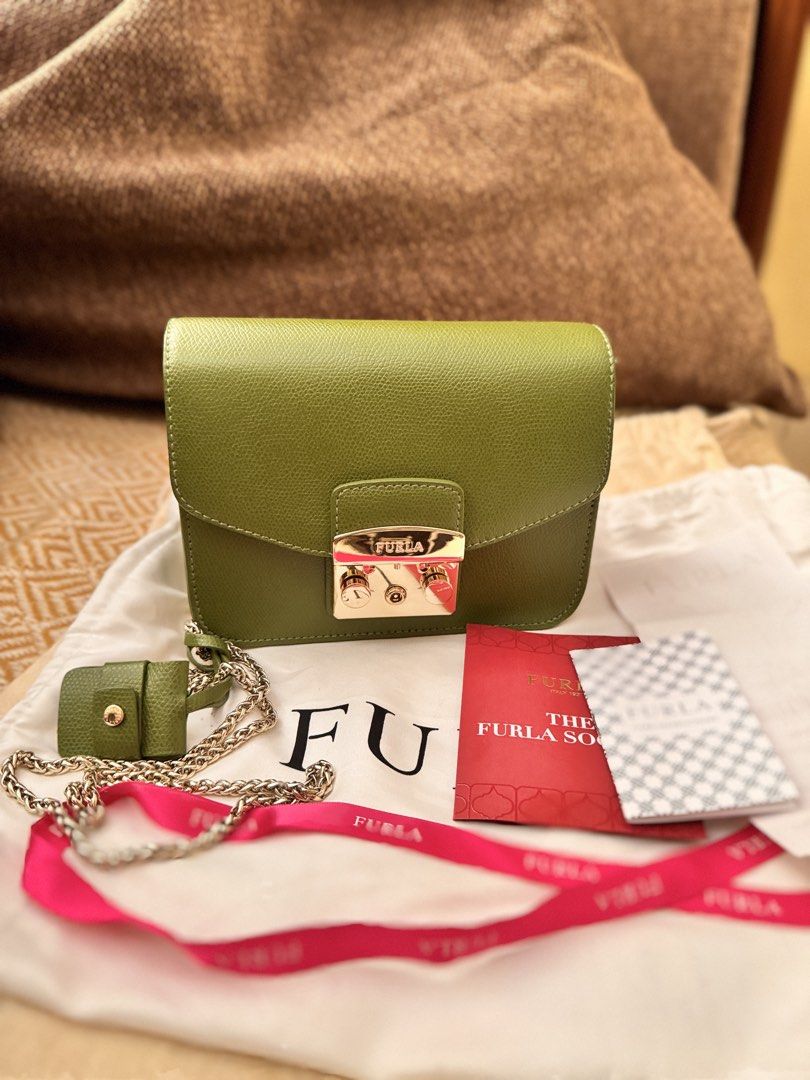 Furla Metropolis Mini Bag - Olive Green (Category: Luxury Bags & Wallets) located in Bacoor. Submitted by marylhouis38757 (Listing ID 1463397863, Image 1). Description: - Authentic Furla Metropolis mini bag - Color: Olive green - Includes original dust bag, ribbon, and care cards - Detachable gold chain strap - Perfect for nights out or adding a pop of color to your outfit - Please check photos for detailed condition Original price :15k bought in