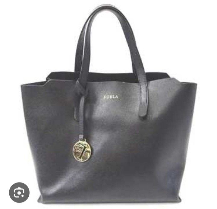 Furla SALLY Leather Tote Bag (Category: Luxury Bags & Wallets) located in Manila. Submitted by eriiicaspage (Listing ID 1463474161, Image 3). Description: PreOwned Lightly Used WellUsed Authentic Furla b Sally Medium black l Saffiano leather tote bag - Textured finish for a sophisticated look - Signature gold-tone 'F' charm accent - Interior zippered pocket for secure storage - Perfect versatile bag for daily use Sign of Used Flaws : has Faded go