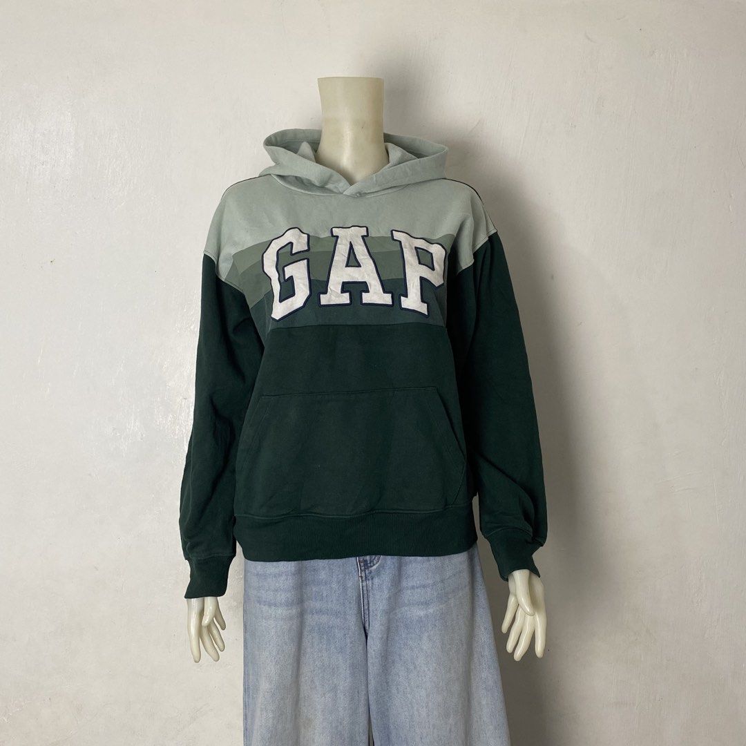 GAP ✨ | Green Tri-Tone Fleece Pullover Hoodie (Category: Coats, Jackets and Outerwear) located in Bulacan. Submitted by orc.ph (Listing ID 1463448704, Image 2). Description: GAP ✨ | Green Tri-Tone Fleece Pullover Hoodie Material Used: 77% Cotton 23% Polyester - Tri-Tone - Long Sleeve -Boxy -Cropped - Appliqué GAP Arch Logo - Kangaroo Pockets - Casual - Streetwear ‎-Size: L -Width: 21” ‎-Length: 22.5” Issue: NONE ‎ ‎⚠️Note: For Inspo lang po yung 