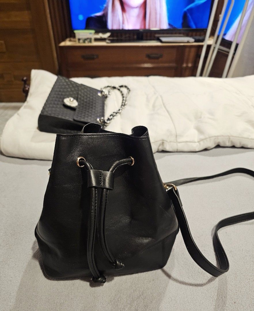 GAP Black Faux Leather Drawstring Bucket Bag (Category: Cross-body Bags) located in Makati City. Submitted by richpaul_ (Listing ID 1463515490, Image 2). Description: - GAP black bucket bag - Faux leather material - Gold hardware drawstring closure - Adjustable shoulder strap - Interior pocket - Ideal for everyday use, fits phone, wallet, keys.