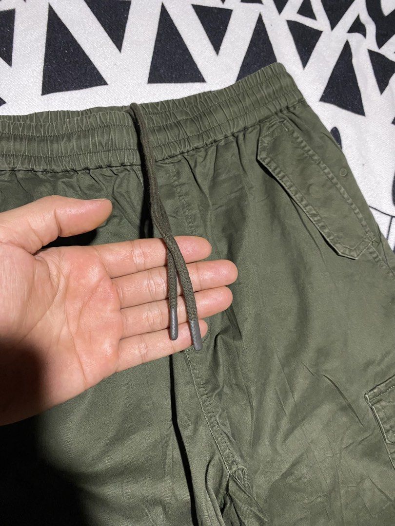 GAP Original Cargo Pants Olive Green (Category: Jeans) located in Badiangan. Submitted by iralorana.thrift (Listing ID 1463369743, Image 3). Description: - Original GAP olive green cargo pants - Elastic waistband with drawstring - Multiple pockets, including side cargo pockets - Cuffed ankles - Comfortable fit for everyday wear.