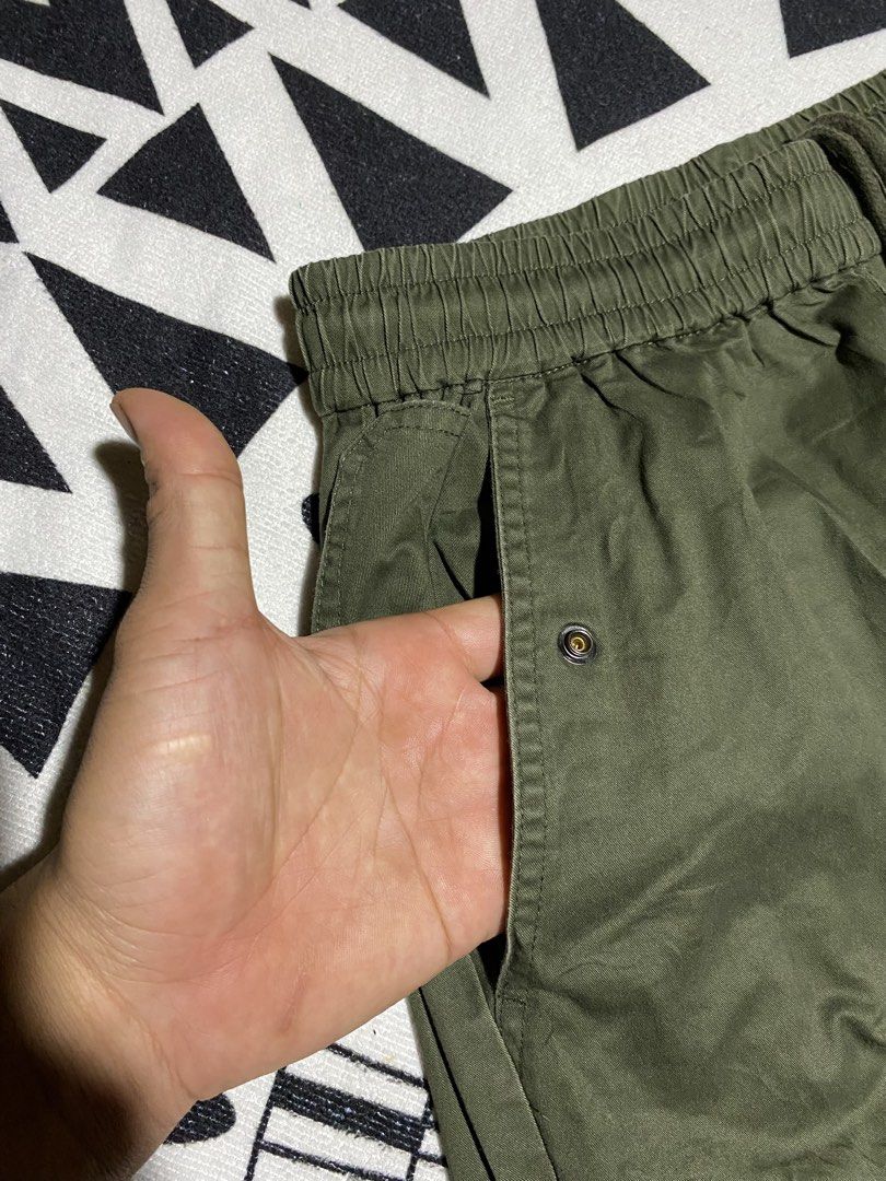GAP Original Cargo Pants Olive Green (Category: Jeans) located in Badiangan. Submitted by iralorana.thrift (Listing ID 1463369743, Image 2). Description: - Original GAP olive green cargo pants - Elastic waistband with drawstring - Multiple pockets, including side cargo pockets - Cuffed ankles - Comfortable fit for everyday wear.