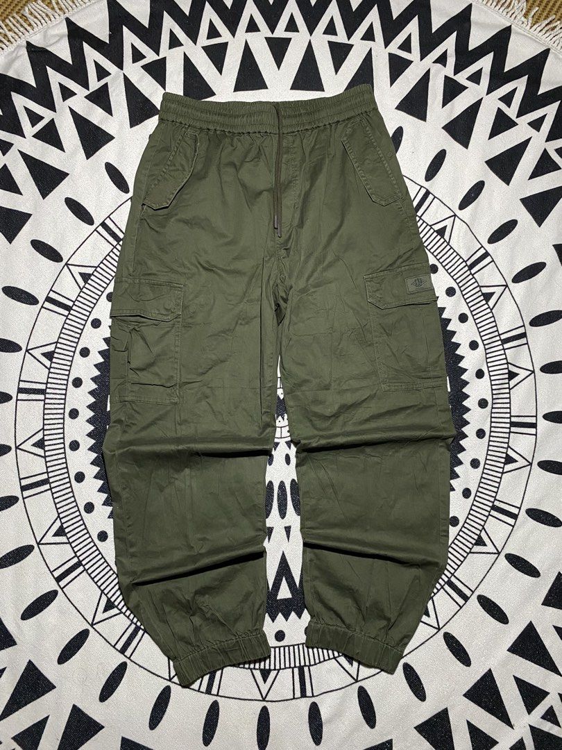 GAP Original Cargo Pants Olive Green (Category: Jeans) located in Badiangan. Submitted by iralorana.thrift (Listing ID 1463369743, Image 1). Description: - Original GAP olive green cargo pants - Elastic waistband with drawstring - Multiple pockets, including side cargo pockets - Cuffed ankles - Comfortable fit for everyday wear.