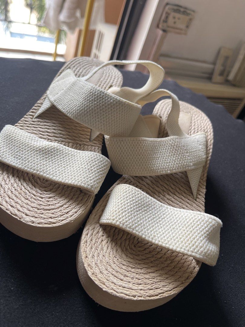 GARTERIZED SANDALS LIGHT WEIGHT (Category: Sandals) located in Pasig City. Submitted by sm_thehouseoftrends. (Listing ID 1463354669, Image 2). Description: In good condition! Light weight Garterized Size: 7.