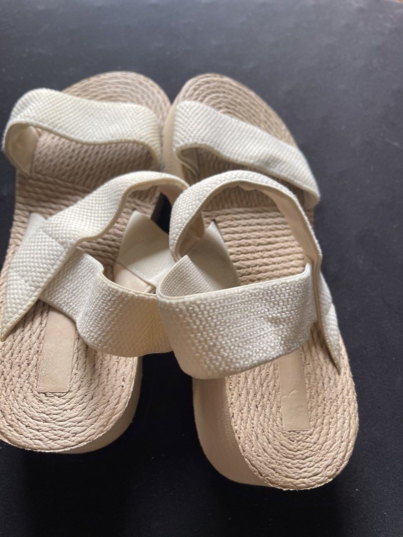 GARTERIZED SANDALS LIGHT WEIGHT (Category: Sandals) located in Pasig City. Submitted by sm_thehouseoftrends. (Listing ID 1463354669, Image 3). Description: In good condition! Light weight Garterized Size: 7.