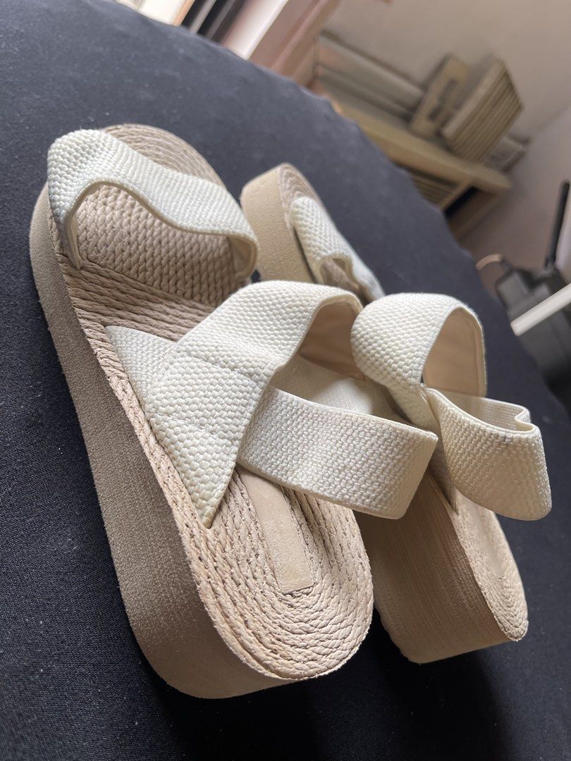 GARTERIZED SANDALS LIGHT WEIGHT (Category: Sandals) located in Pasig City. Submitted by sm_thehouseoftrends. (Listing ID 1463354669, Image 1). Description: In good condition! Light weight Garterized Size: 7.