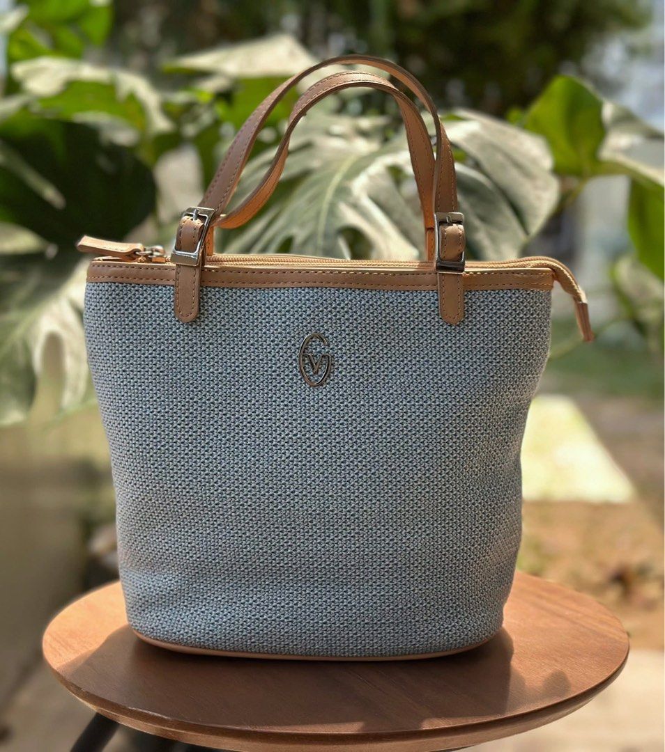 Gianni Valentino Italy bag (Category: Shoulder Bags) located in Bulacan. Submitted by thriftbagcollections (Listing ID 1463401825, Image 1). Description: Gianni Valentino Italy bag,canvas material with leather lining.Excellent condition! Approx: 8.5”W-10”D-4.7”handle 4.5”.
