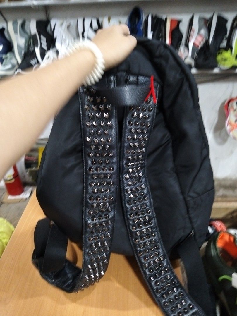 Givenchy Backpack (Category: Backpacks) located in El Salvador. Submitted by francheskaukayukay (Listing ID 1463427635, Image 3). Description: .