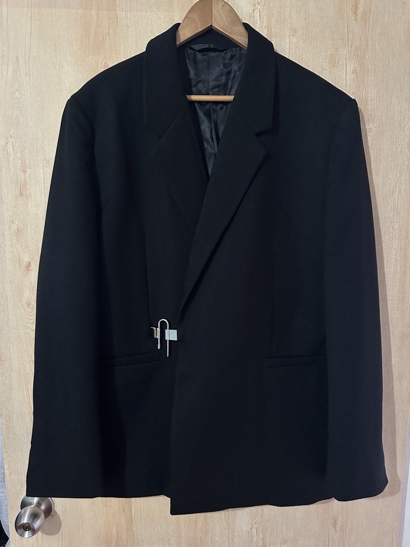 Givenchy U lock Black Oversized Cotton Blazer (Category: Coats, Jackets and Outerwear) located in Manila. Submitted by naixor_thrift (Listing ID 1463454931, Image 1). Description: - Black Givenchy blazer U lock - Oversized fit - 100% Cotton - Unique lock closure detail - Made in Portugal - Ideal for layering or as a statement piece.