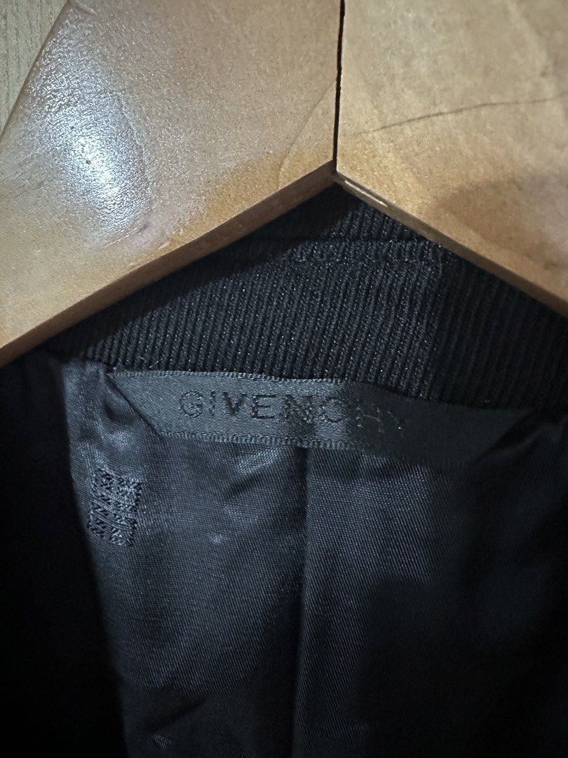 Givenchy U lock Black Oversized Cotton Blazer (Category: Coats, Jackets and Outerwear) located in Manila. Submitted by naixor_thrift (Listing ID 1463454931, Image 2). Description: - Black Givenchy blazer U lock - Oversized fit - 100% Cotton - Unique lock closure detail - Made in Portugal - Ideal for layering or as a statement piece.