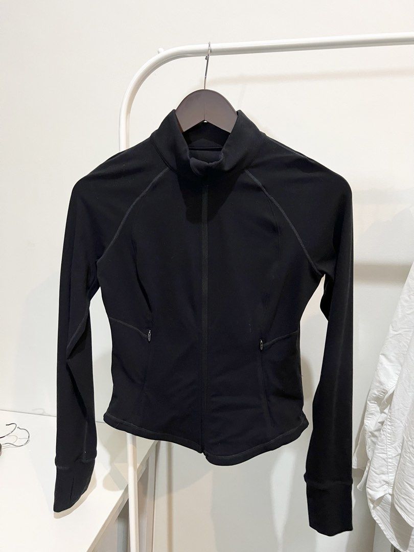 GLOWMODE Longsleeves top (Category: Activewear) located in Quezon City. Submitted by styleandcomfort (Listing ID 1463507155, Image 2). Description: Used once only Price is around 1,700 Message me for inquiries 😊.