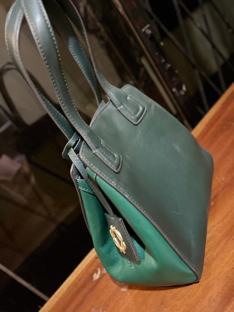 Green Leather Tote Bag with Gold Hardware (Category: Tote Bags) located in Bacolod City. Submitted by vintage_vogue6100 (Listing ID 1463385747, Image 2). Description: - Stylish green leather tote bag - Features a secure gold clasp inside - Two comfortable carrying handles - Interior slip pocket for organization - Spacious enough for everyday essentials - Ideal for daily use.
