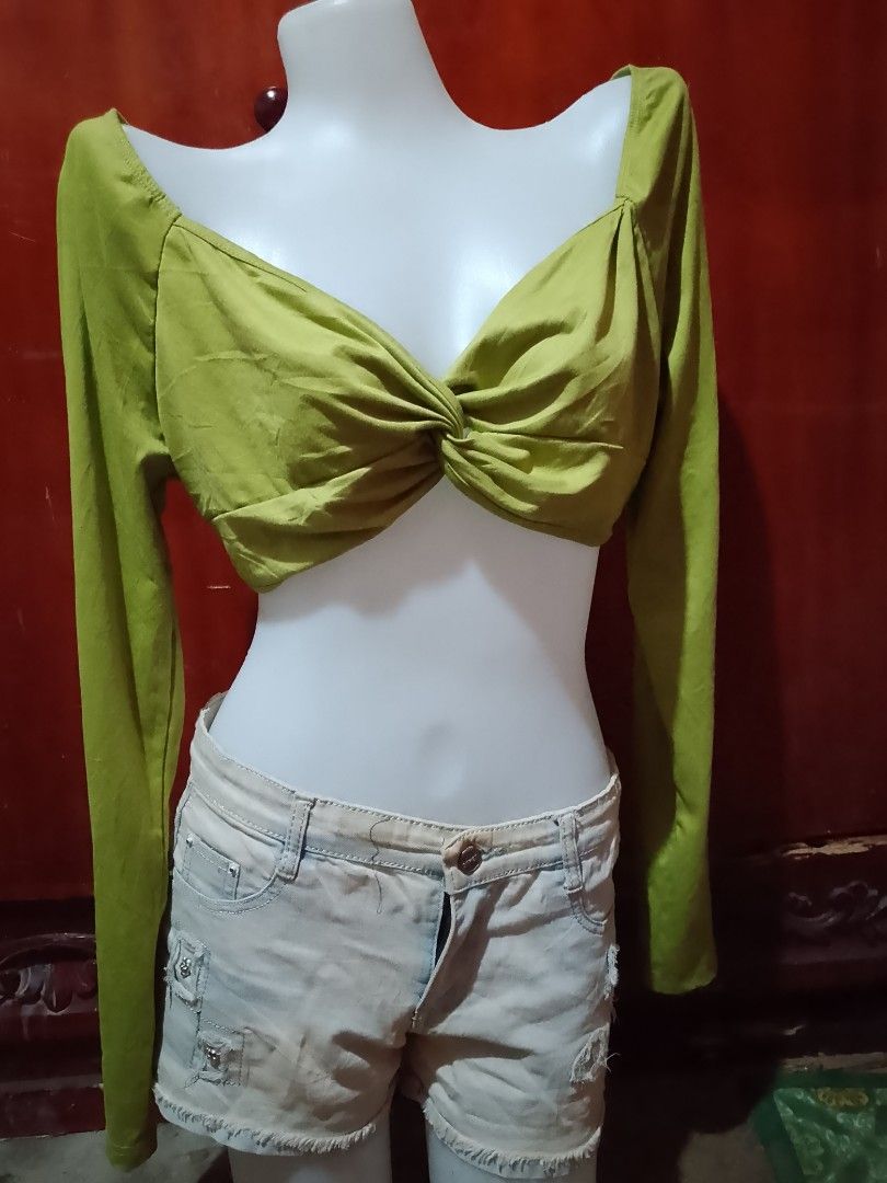 Green Twist Front Long Sleeve Crop Top (Category: Sets or Coordinates) located in Batangas. Submitted by sheenx.09 (Listing ID 1463509971, Image 1). Description: - XL on tag (L to XL) - Green long sleeve crop top 😃 - super pasexyyy top - Twisted front detail on top ♥️ - Perfect for casual outings or nights with friends - shorts is not included .