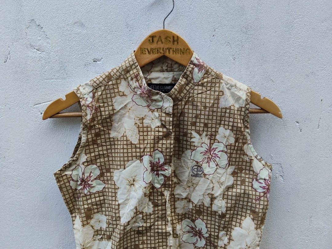 Greg Smith Sleeveless Floral Button-Up Top (Category: Sleeveless) located in City of Isabela. Submitted by jasheverything (Listing ID 1463367287, Image 2). Description: - Sleeveless button-up top from Greg Smith - Brown and white floral print with a subtle grid pattern - Features a Mandarin collar - Ideal for a casual, summery outfit - Versatile: pairs well with shorts or jeans Very Good Condition M 450+SF.