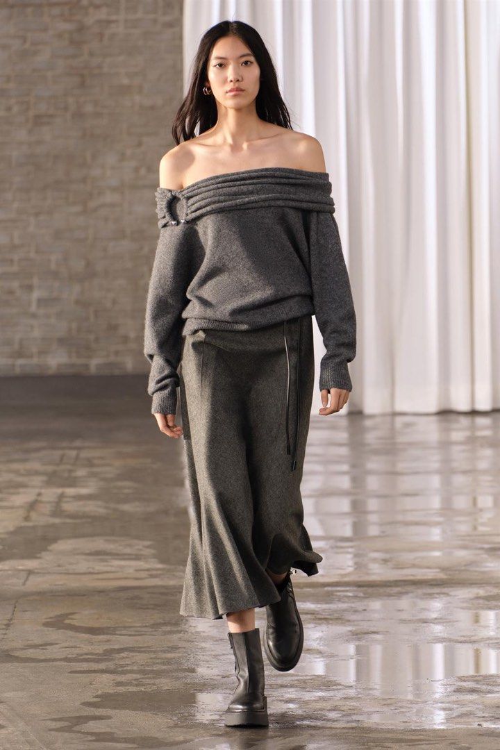 Zara Skirt (Category: Skirts) located in Manila. Submitted by flrntsanc17840 (Listing ID 1463406091, Image 1). Description: - Skirt: Midi length, subtle flare, front zip detail - Perfect for a sophisticated look - Versatile: Dress up or down.