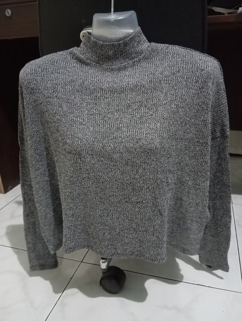 Grey Turtleneck Knit Sweater (Category: Longsleeves) located in Dasmarinas. Submitted by kei05 (Listing ID 1463441363, Image 1). Description: - Grey turtleneck sweater - Long sleeves - Textured knit fabric for warmth and comfort XS in Tag but can fit up to small - Ideal for layering or wearing on its own - Versatile color complements various outfits.