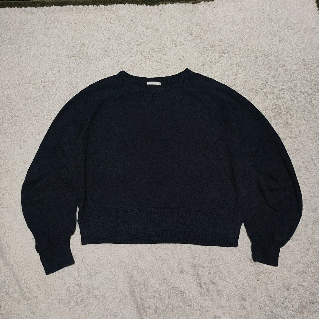 GU Black Crewneck Sweatshirt (Category: Longsleeves) located in Manila. Submitted by anthonig (Listing ID 1463353370, Image 1). Description: Length: 19 inches Width: 21 inches Price: 300 pesos Condition: 9.6/10 Issues: none PM if interested or for inquiries Meetups within MANILA only Can do shipping at buyers expense.