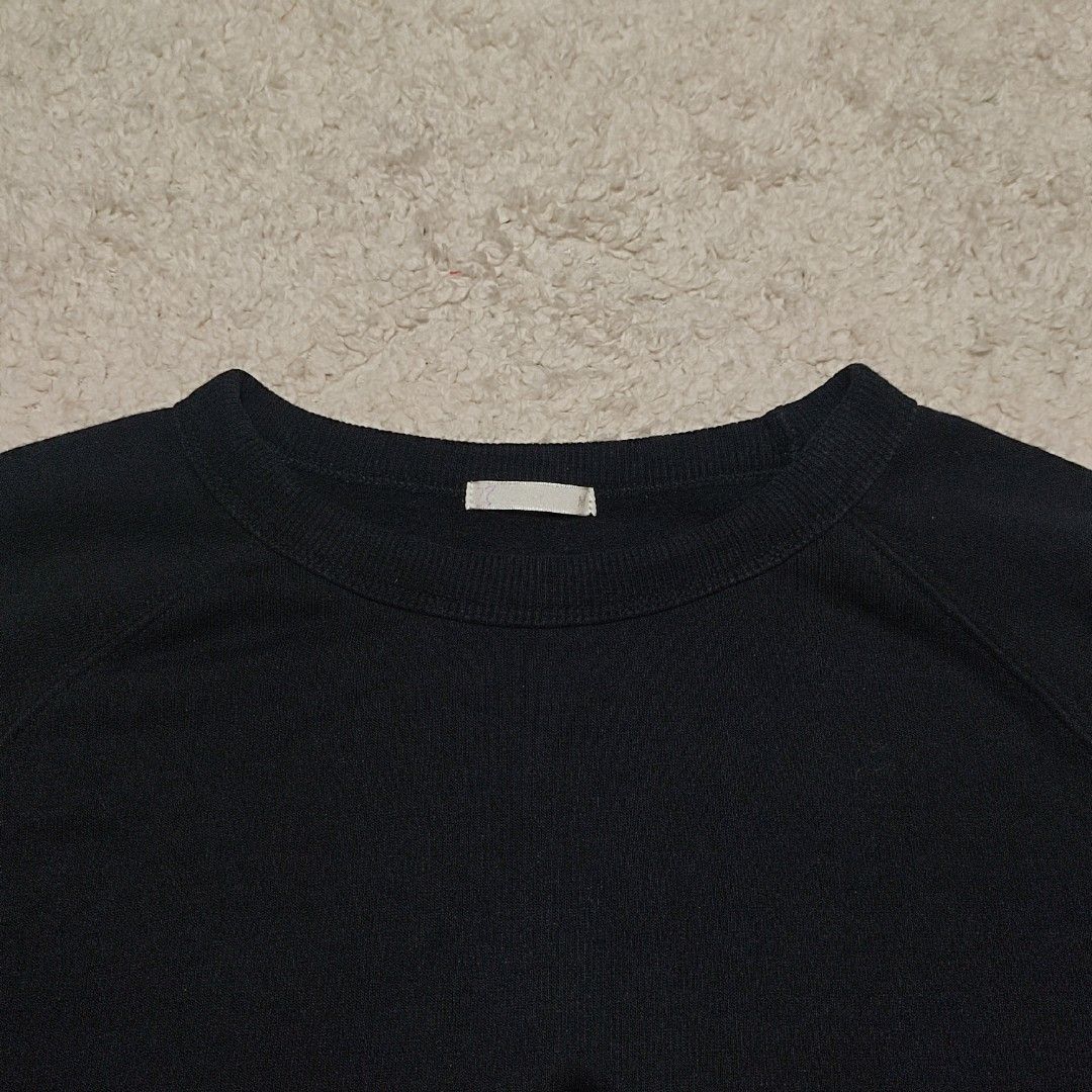 GU Black Crewneck Sweatshirt (Category: Longsleeves) located in Manila. Submitted by anthonig (Listing ID 1463353370, Image 2). Description: Length: 19 inches Width: 21 inches Price: 300 pesos Condition: 9.6/10 Issues: none PM if interested or for inquiries Meetups within MANILA only Can do shipping at buyers expense.