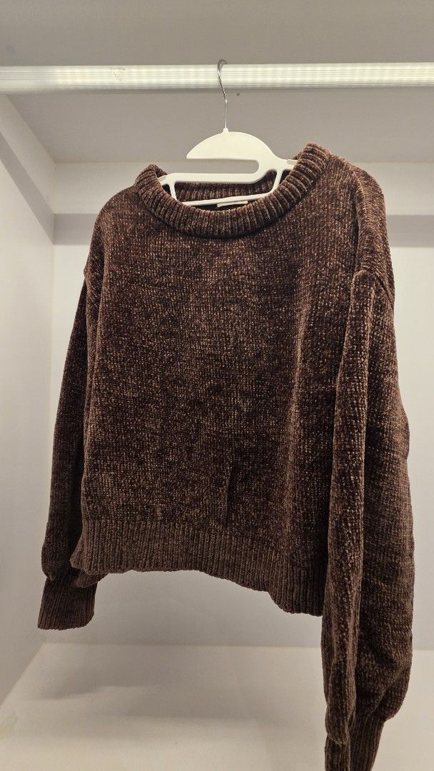 GU Brown Velour Knit Sweater Size S (Category: Coats, Jackets and Outerwear) located in Mandaluyong City. Submitted by loijiminigo (Listing ID 1463453781, Image 1). Description: - GU Brown Velour Knit Sweater - Super soft and cozy material - Ribbed neckline, cuffs, and hem - Long sleeves - Versatile for layering or wearing alone - Easy to style with jeans or skirts - Bought from Japan.