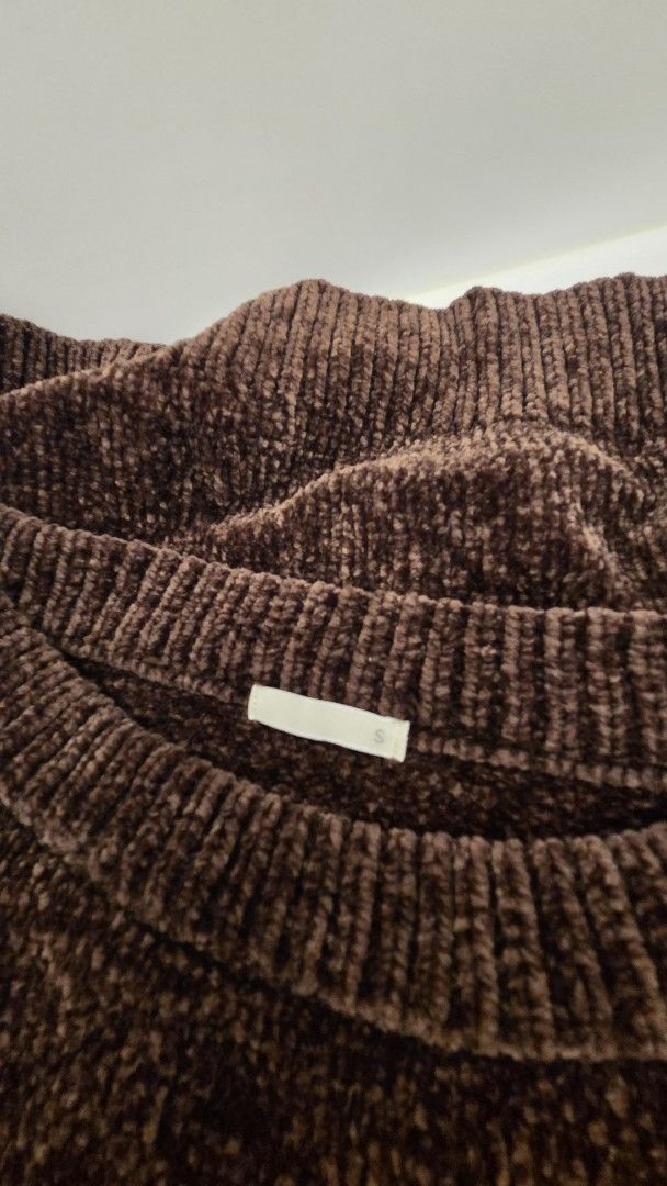 GU Brown Velour Knit Sweater Size S (Category: Coats, Jackets and Outerwear) located in Mandaluyong City. Submitted by loijiminigo (Listing ID 1463453781, Image 3). Description: - GU Brown Velour Knit Sweater - Super soft and cozy material - Ribbed neckline, cuffs, and hem - Long sleeves - Versatile for layering or wearing alone - Easy to style with jeans or skirts - Bought from Japan.