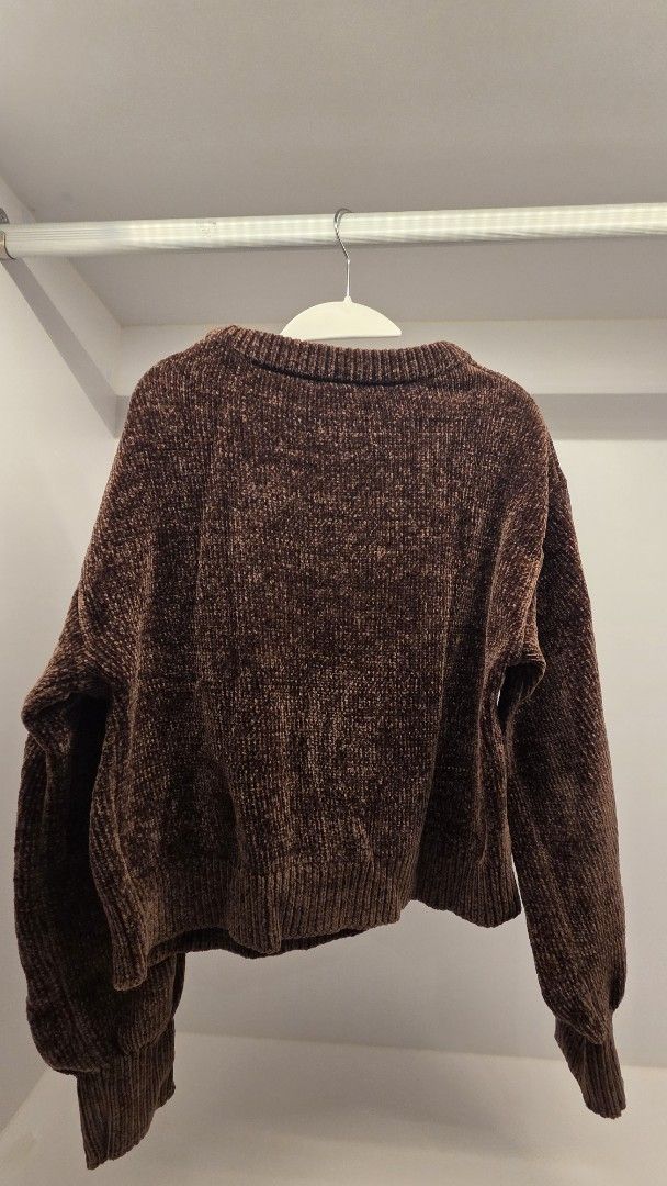 GU Brown Velour Knit Sweater Size S (Category: Coats, Jackets and Outerwear) located in Mandaluyong City. Submitted by loijiminigo (Listing ID 1463453781, Image 2). Description: - GU Brown Velour Knit Sweater - Super soft and cozy material - Ribbed neckline, cuffs, and hem - Long sleeves - Versatile for layering or wearing alone - Easy to style with jeans or skirts - Bought from Japan.