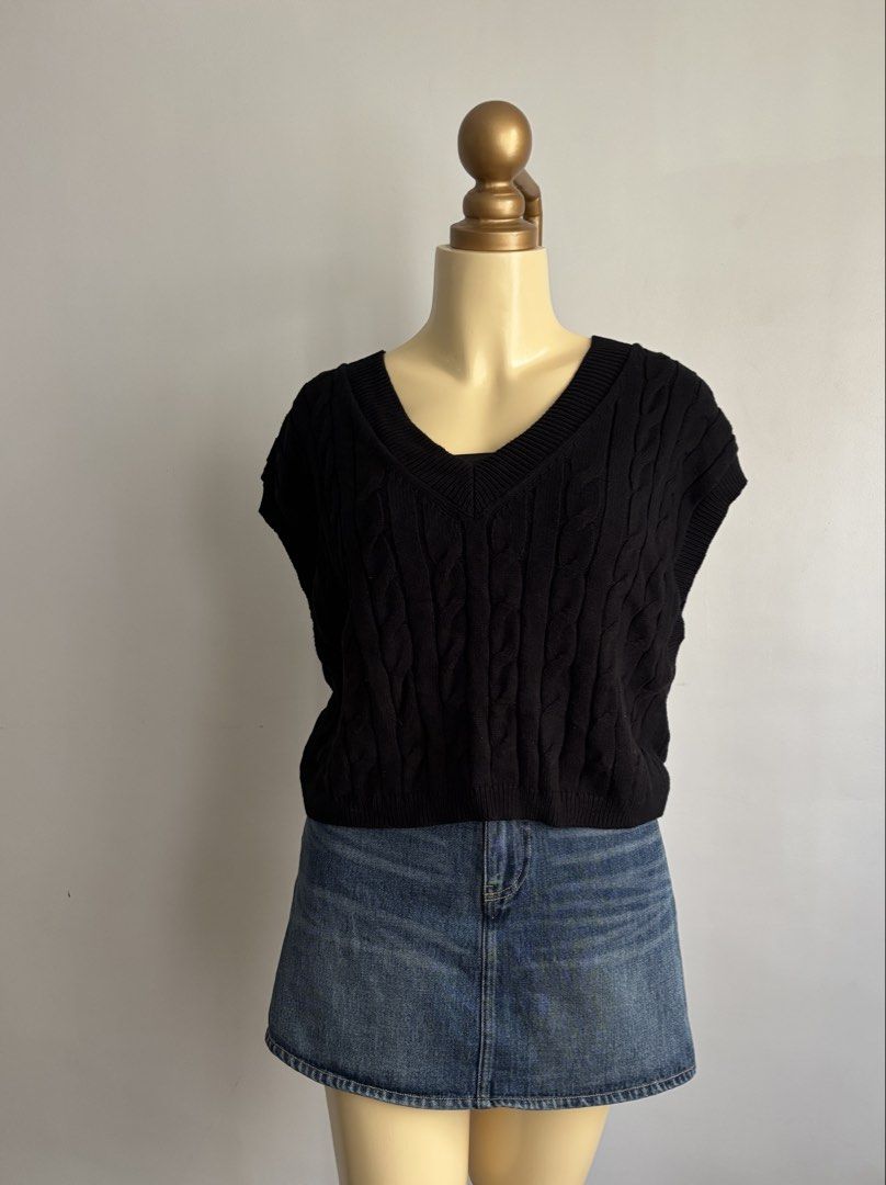 Gu cable croped sweater (Category: Blouses) located in Quezon City. Submitted by swift_kenjie (Listing ID 1463345770, Image 3). Description: Gu by Uniqlo cable cropped sweater Medium on tag super ganda nito very good condition (color may vary due to lighting) -Preloved and Trifted. These are all handpicked so expect very good to like new condition -Miners via pm is allowed Mine now pay now (First to pay gets the item) -Gcash payment only (Payment