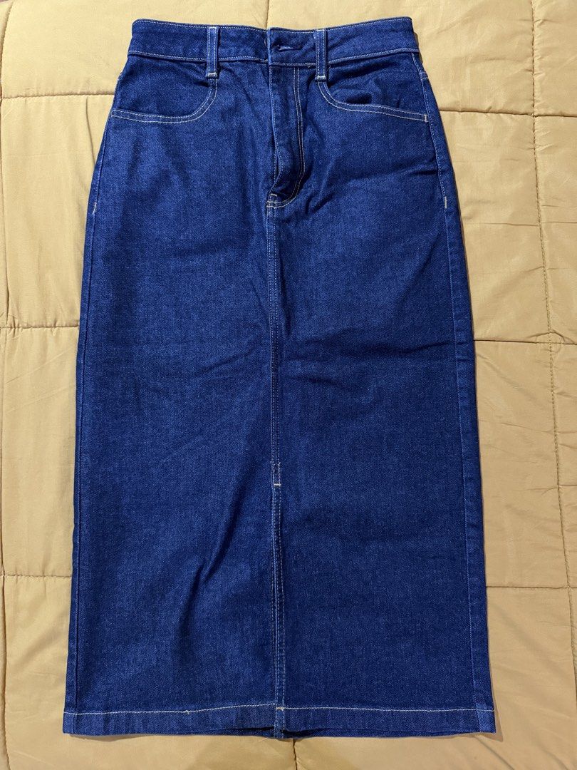 GU Dark Wash Denim Midi Skirt (Category: Skirts) located in Mandaluyong City. Submitted by xela.tings (Listing ID 1463452849, Image 1). Description: Dark wash denim midi skirt Straight cut with front slit.