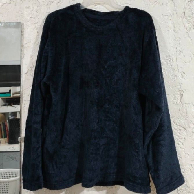 GU fleece Sweater (Category: Coats, Jackets and Outerwear) located in Bacoor. Submitted by sayd17 (Listing ID 1463403020, Image 1). Description: pwede din sya pang lalaki.