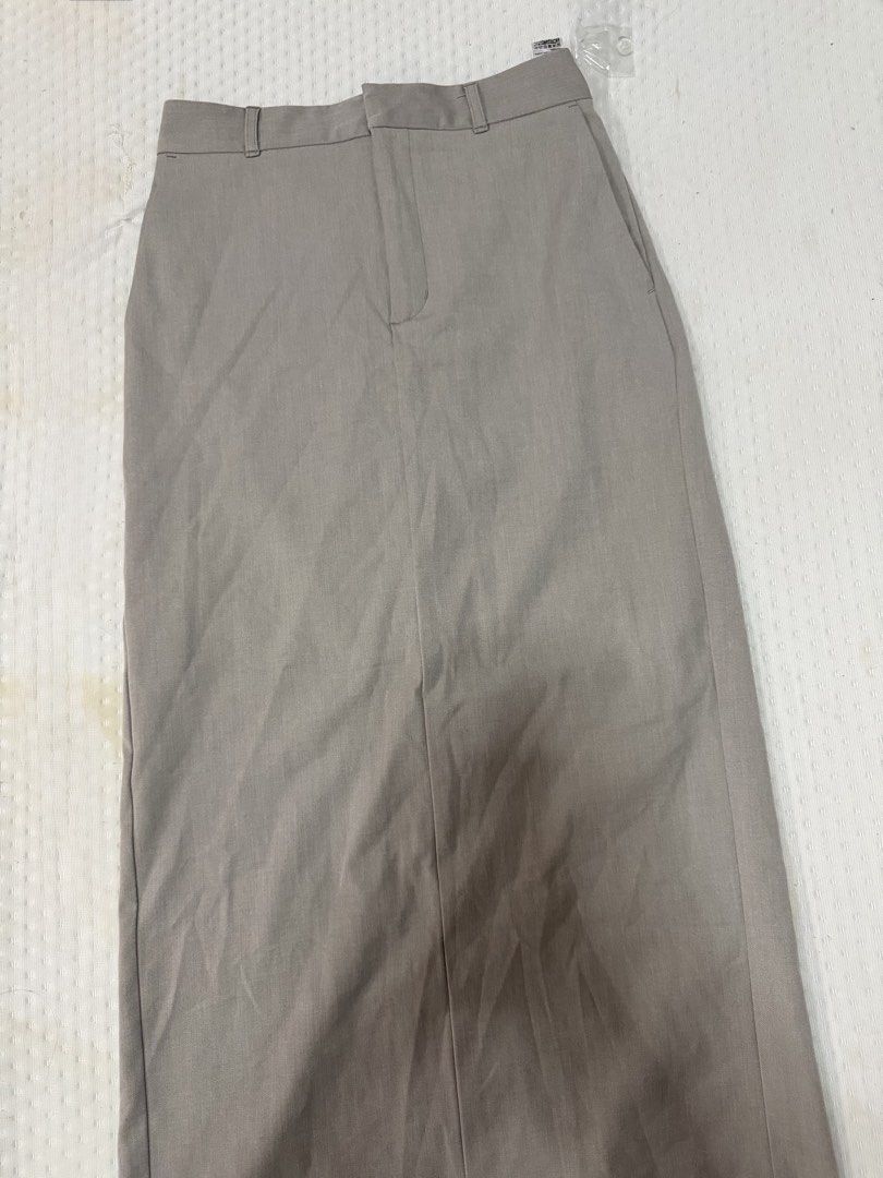 GU narrow long skirt (Category: Skirts) located in Quezon City. Submitted by pinkystrends.co (Listing ID 1463372471, Image 2). Description: .