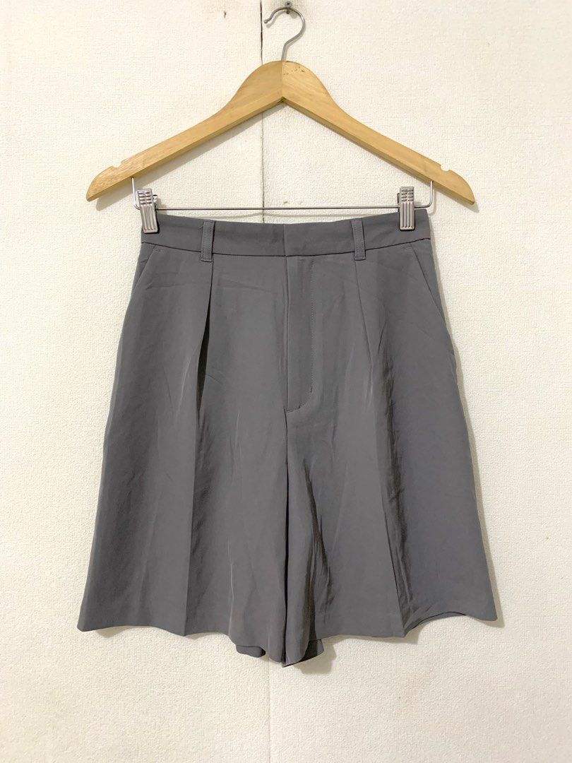 GU women drape gray stretch shorts (Category: Shorts) located in Calamba. Submitted by melaicas (Listing ID 1463450765, Image 2). Description: Waist-26/28 inches Length-18 inches .