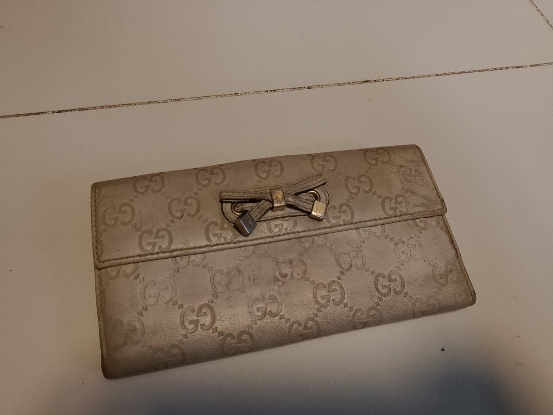 Gucci wallet (Category: Wallets & Card holders) located in Manila. Submitted by wildwind_73f77a (Listing ID 1463382723, Image 1). Description: legit and authentic Long wallet no issue.