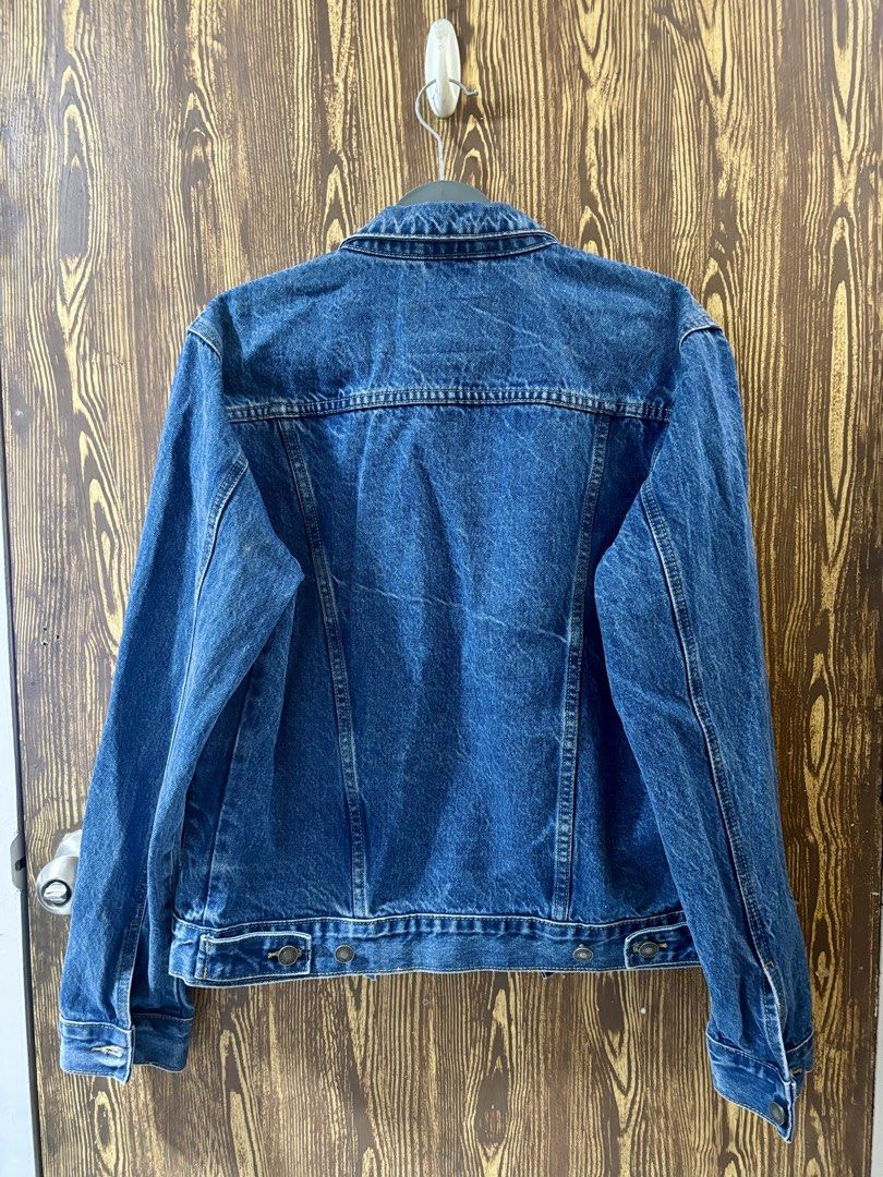 GUESS Denim Jacket (Category: Coats, Jackets and Outerwear) located in Makati City. Submitted by closet_by_mka (Listing ID 1463518655, Image 3). Description: GUESS Denim Jacket 💙 Never worn ✨ Super good condition! Classic denim jacket that’s easy to style and goes with pretty much everything 🤍 Sad to let this go but hoping it finds a new home! • Guess original denim jacket • Classic medium blue wash • Button-front closure • 2 chest pockets + si