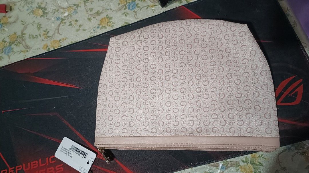 Guess pouch (Category: Purses & Pouches) located in Pasay City. Submitted by khim1202ma07307 (Listing ID 1463327133, Image 3). Description: .