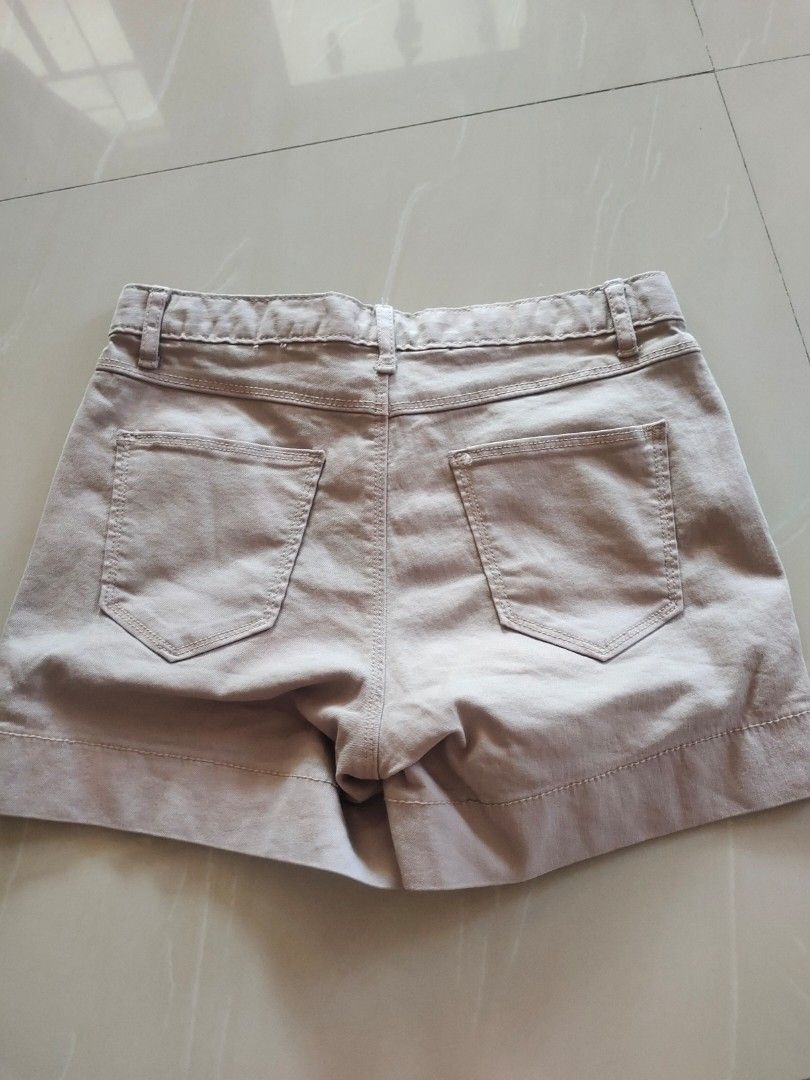 Guess short (Category: Shorts) located in Aliaga. Submitted by kmapparel (Listing ID 1463332537, Image 3). Description: Size 28.
