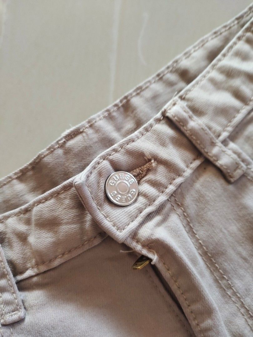 Guess short (Category: Shorts) located in Aliaga. Submitted by kmapparel (Listing ID 1463332537, Image 2). Description: Size 28.