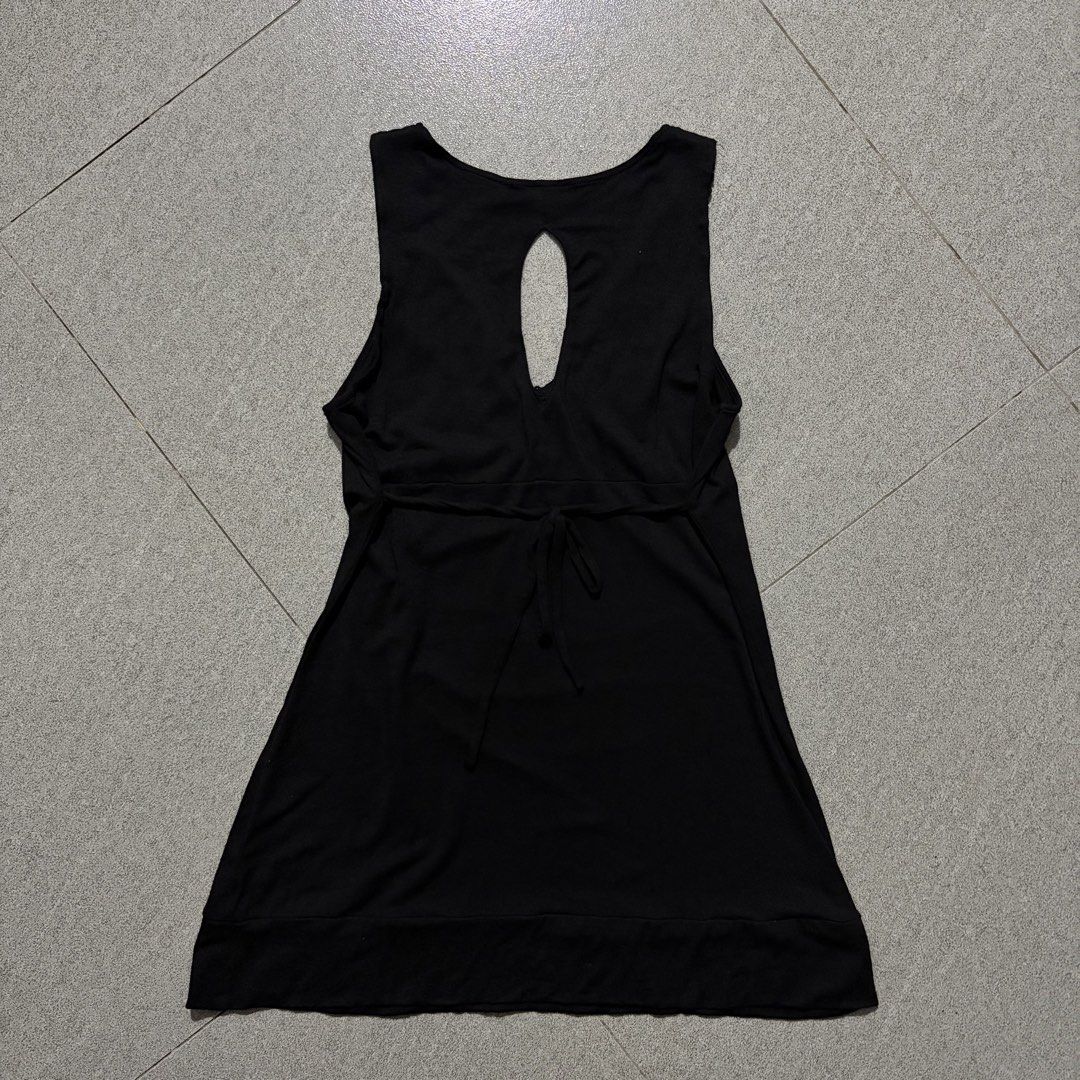 Guess Studded Bodycon Mini Dress (Category: Dresses) located in Talisay. Submitted by re_sell01 (Listing ID 1463499694, Image 2). Description: Guess Studded Bodycon Mini Dress Medium Women’s W15 L28 Excellent Condition.