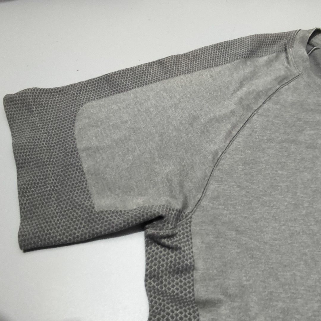GYMSHARK (Category: Activewear) located in Mandaluyong City. Submitted by strawfhairy (Listing ID 1463493934, Image 3). Description: MEN'S GYMSHARK Honeycomb Design Made in Turkey Has small flaw in it's logo (details on pic).