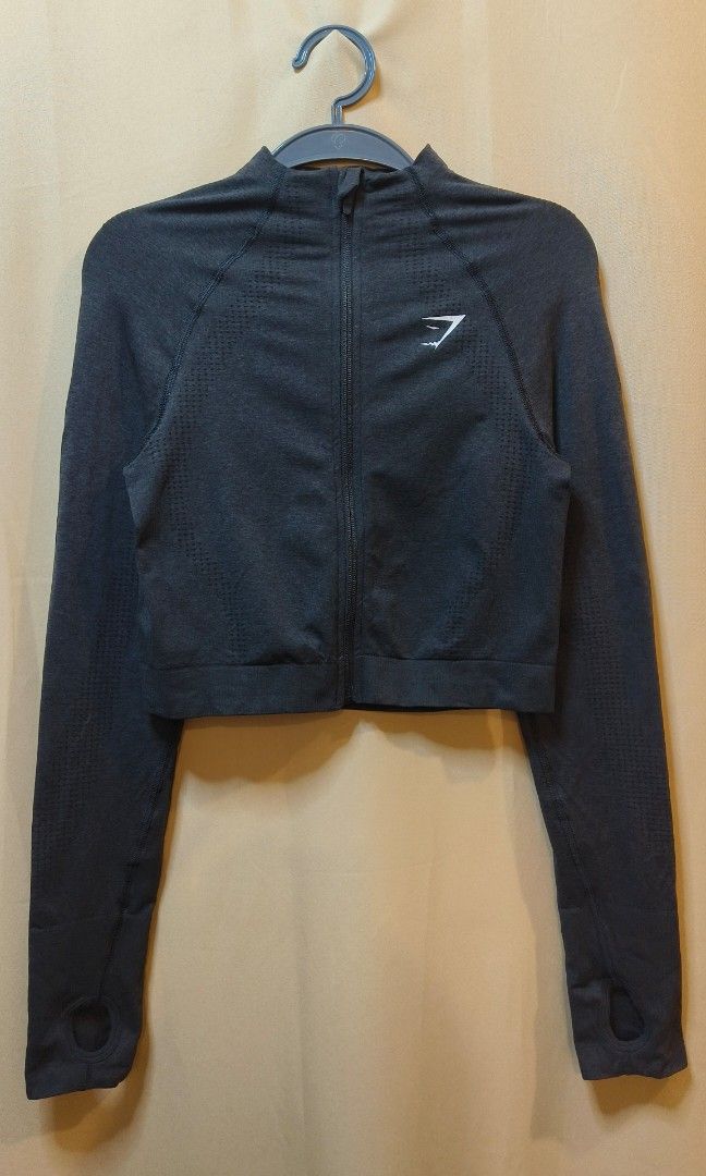 Gymshark cropped jacket full zip (Category: Activewear) located in Baguio. Submitted by esselingri00355 (Listing ID 1463369073, Image 2). Description: 🌻Gymshark cropped jacket 🏷large on tag (W16½ L17½) ✨asnew condition, no issue, no crack sa print 🌻10/10 color rate (dark gray) 🌻Color may vary due to lighting 💸1000 only+sf 💰MOP: Gcash 📣shipping via j&t.