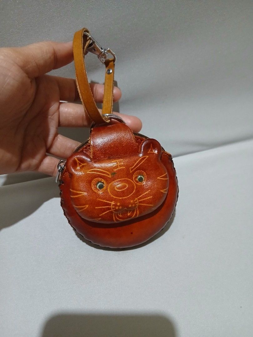 HAND CRAFTED LEATHER CAT WHRISLET COINPURSE (Category: Purses & Pouches) located in Bulacan. Submitted by assorted.items (Listing ID 1463486476, Image 1). Description: HAND CRAFTED LEATHER COINS PURSE CAT.