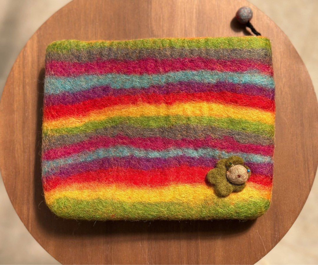 Handmade felt purse (Category: Purses & Pouches) located in Bulacan. Submitted by thriftbagcollections (Listing ID 1463399788, Image 3). Description: Handmade felt purse featuring colorful flowers,Approx;H-6”W-7.5”.