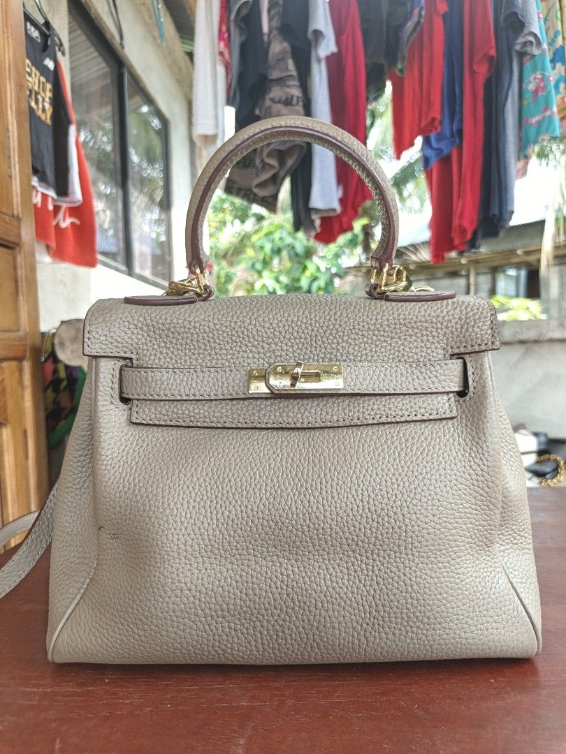 Hand/sling bag for women (Category: Cross-body Bags) located in Manila. Submitted by ukay-ukaybylyn (Listing ID 1463348210, Image 1). Description: good condition 💯 bag ko toh one of my favorite😍.