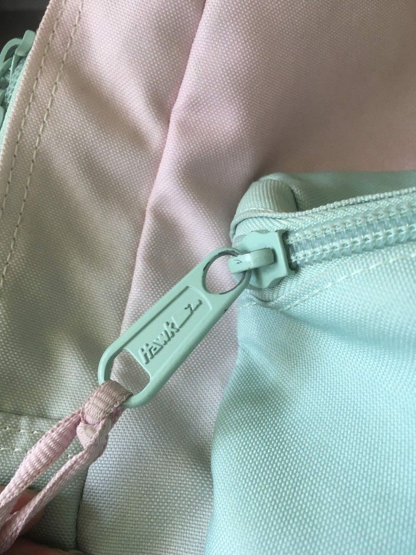 Hawk bag orig (Category: Looking For) located in Tabuelan. Submitted by mwah_bbcakes (Listing ID 1463368902, Image 2). Description: hi so this bag needs wash. Bought it from 1k, only 500 php now... Pm for more info !! ☺️.