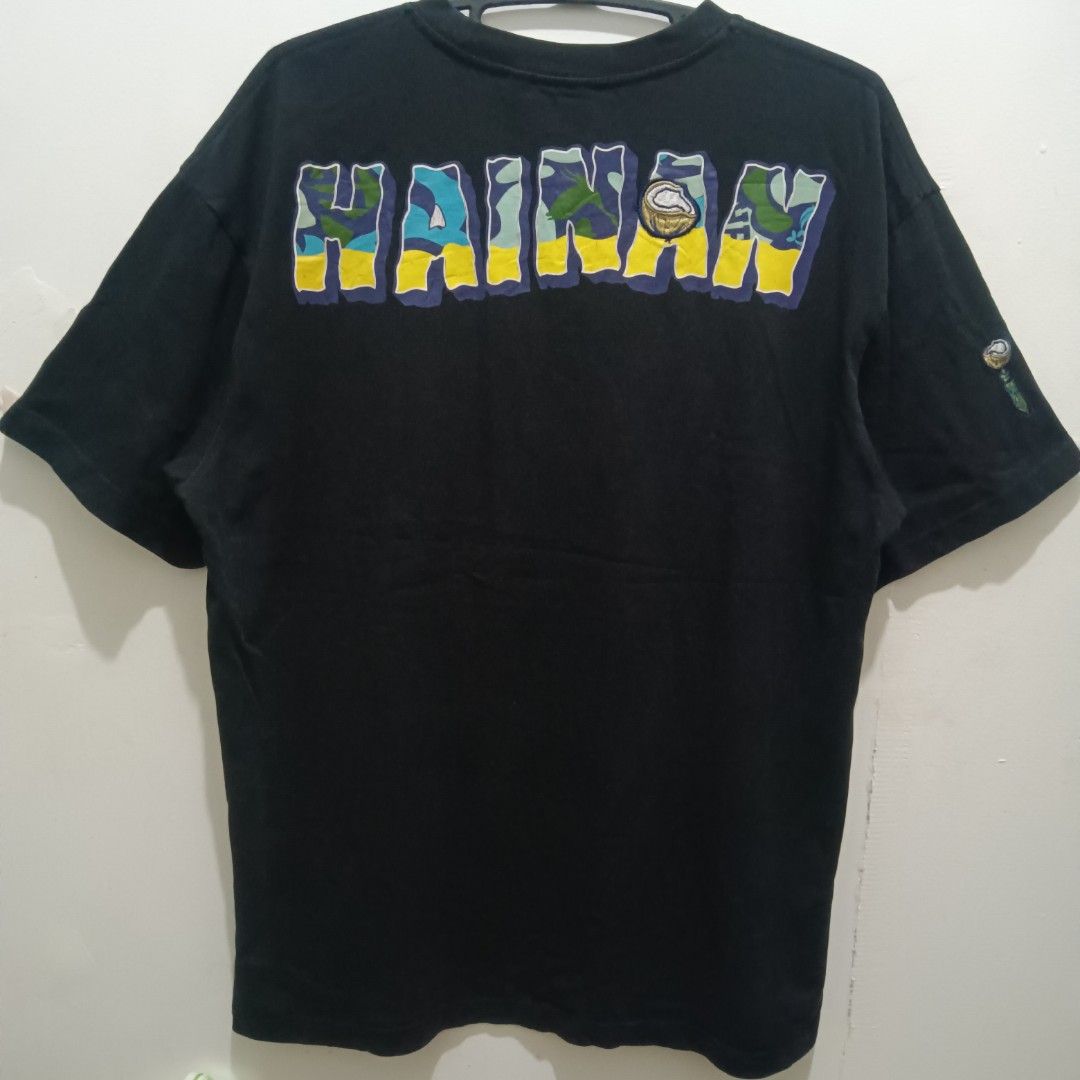 HEA Big Graphic Shirt (Category: Tshirts & Polo Shirts ) located in Caloocan City. Submitted by jaychingsss (Listing ID 1463486760, Image 2). Description: HEA Big Graphic Shirt - 100 23x28 Cut Tags Makapal Tela No issue sa print (May parts ng design na embroidery) Color Rate: 9/10 NEED WASH.